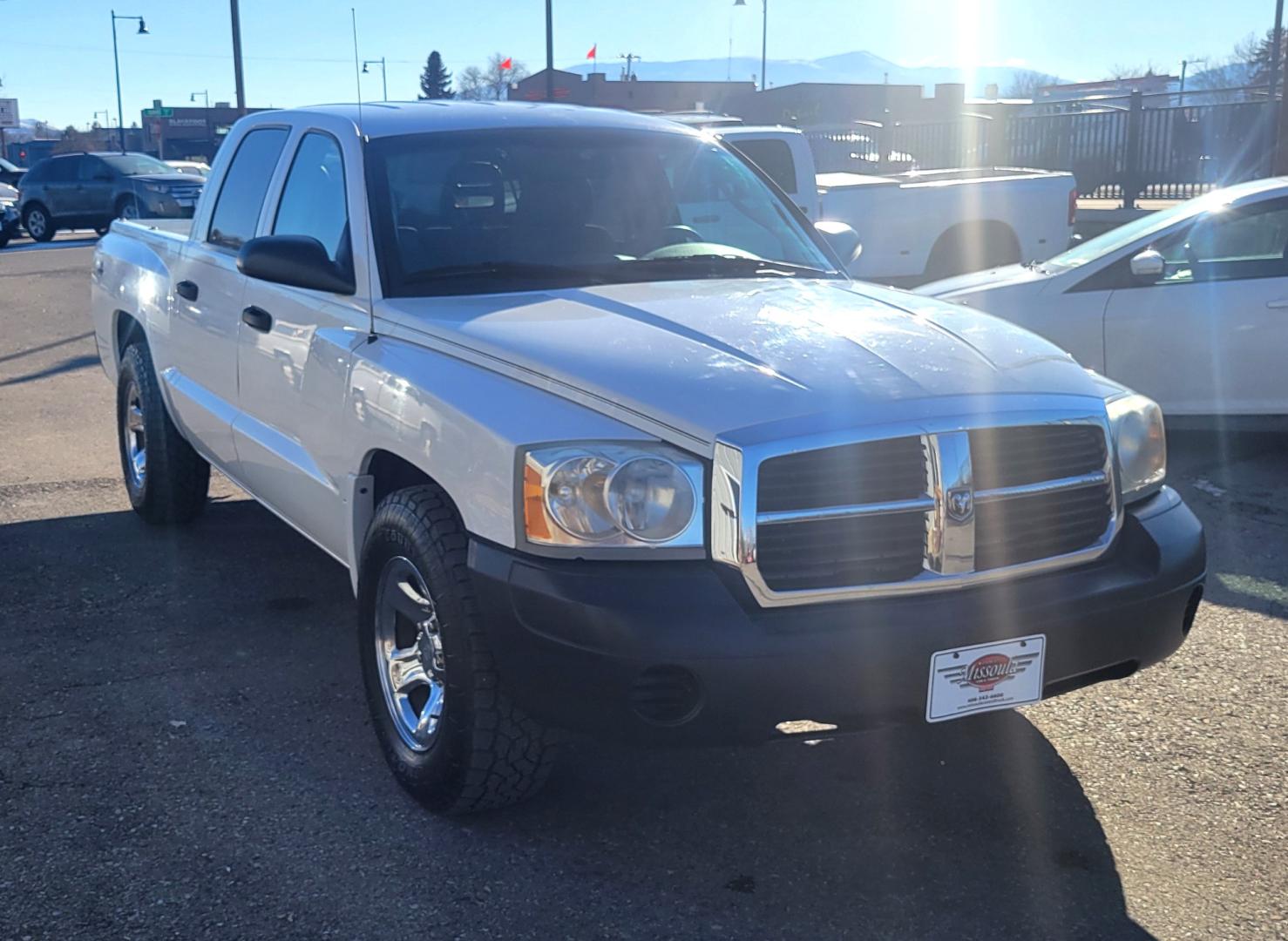 2005 White /Gray Dodge Dakota ST (1D7HW28N55S) with an 4.7L V8 engine, Automatic with Overdrive transmission, located at 450 N Russell, Missoula, MT, 59801, (406) 543-6600, 46.874496, -114.017433 - Great Running little Truck. 4.7L V8. Automatic Transmission. Air Conditioning. AM FM CD. Nice Toyo Open country Tires. Clean Carfax. - Photo#3